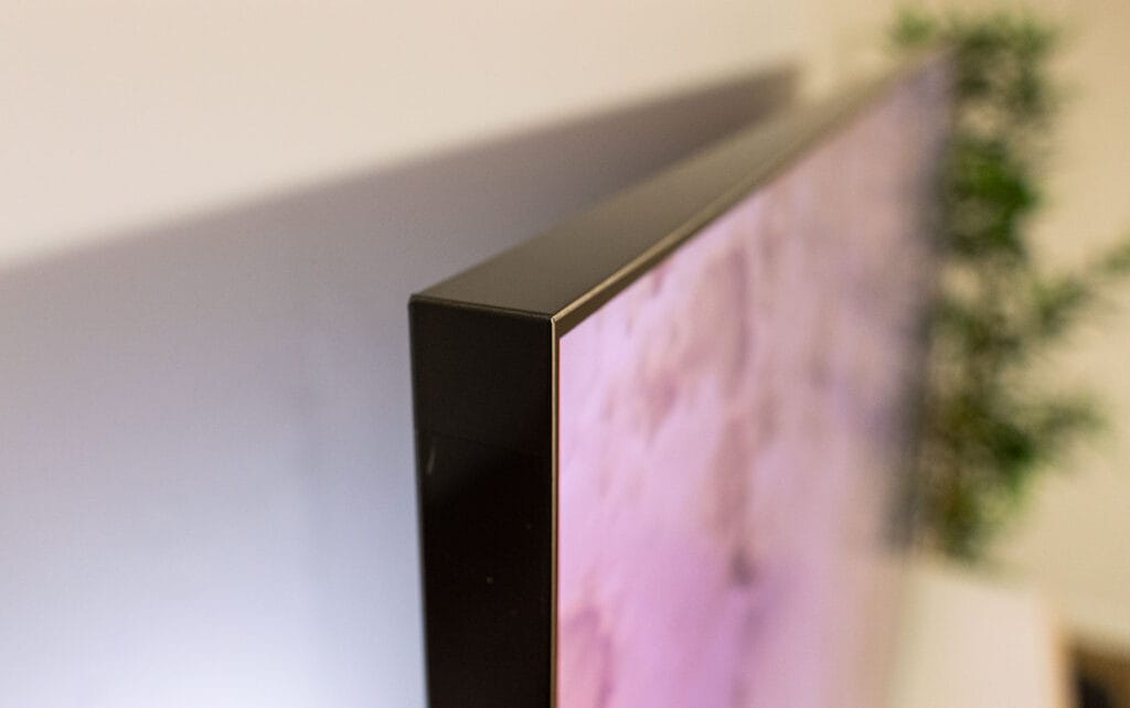 Das Display des Samsung R95H ist in einem schicken Metallrahmen eingefasst.
