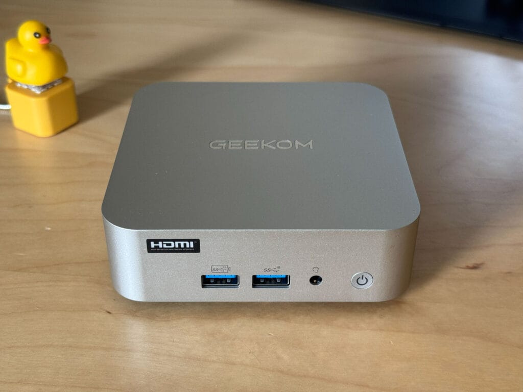 An der Front des Geekom A7 Mini-PCs begrüßen uns bereits zwei USB 3.0-Anschlüsse und ein kombinierter Kopfhörer-Mikrofon-Anschluss (3.5mm Klinke).