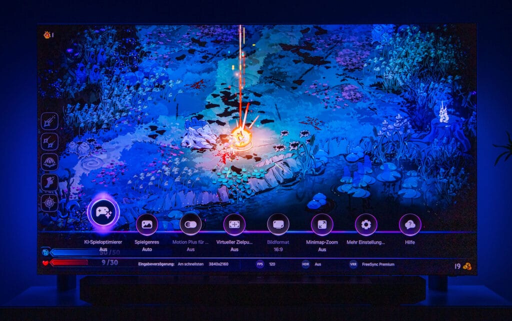 Auch Spiele wie Hades 2 mit vielen Bildschwenks interpretiert der Samsung R95H ohne Bildfehler.