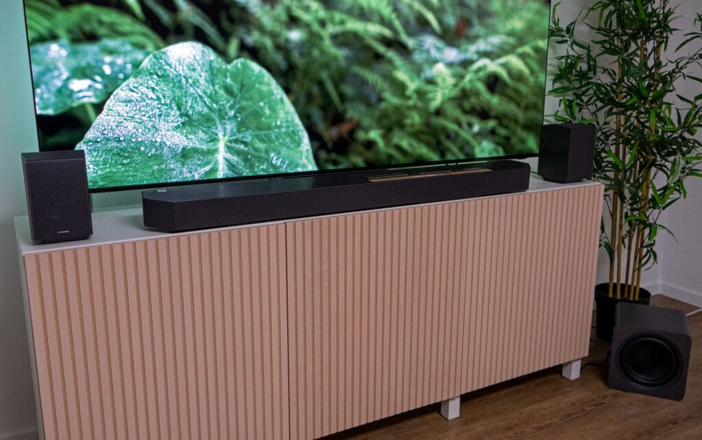 Samsung Soundbars wie die HW-Q995GH Referenz-Lösung passen perfekt zum R95H Micro RGB TV.