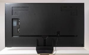Die Kabelführung ist gut durchdacht und bietet genug Platz auch für etwas dickere HDMI-Kabel.