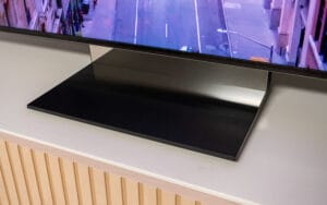 Der Standfuß des R95H mit spiegelnder Rückseite verbirgt die Kabel die an der Rückseite geführt werden perfekt.