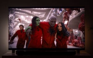 Auch Guardians of the Galaxy Vol. 3 zeigt sich extrem farbenfroh und kontrastreich auf dem Samsung R95H
