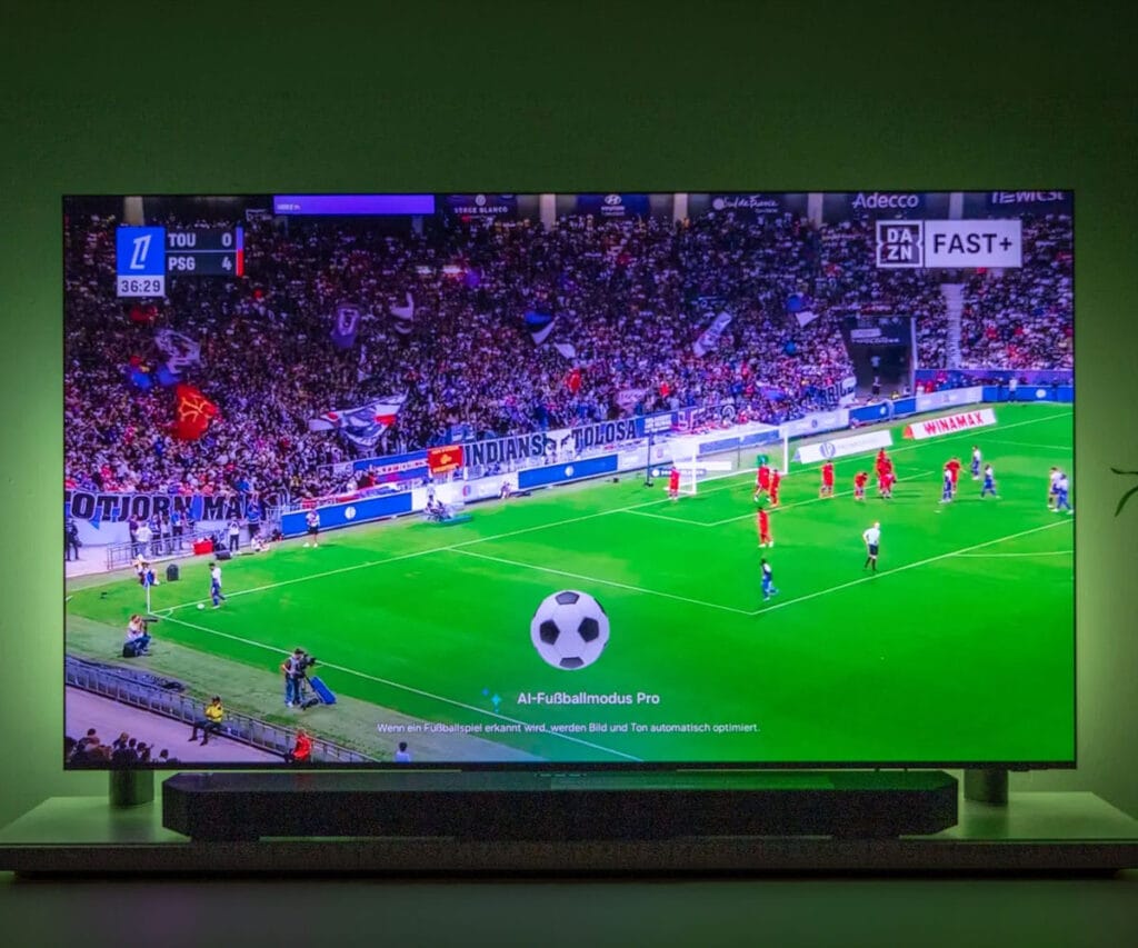 Die AI-Features bieten nicht nur einen Mehrwert bei der Bild- und Tonwiedergabe (hier der AI Fußball Modus Pro), sondern liefern auch wertvolle Zusatzinformationen, Live-Übersetzung von Untertiteln uvm.