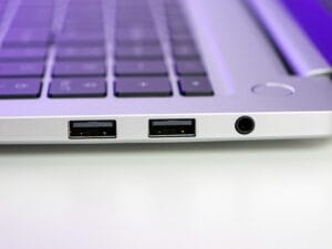 Rechts am GeekBook M16 zwei USB-A-Ports sowie ein kombinierter Kopfhörer-Mikrofon-Anschluss (3.5 mm Klinke)