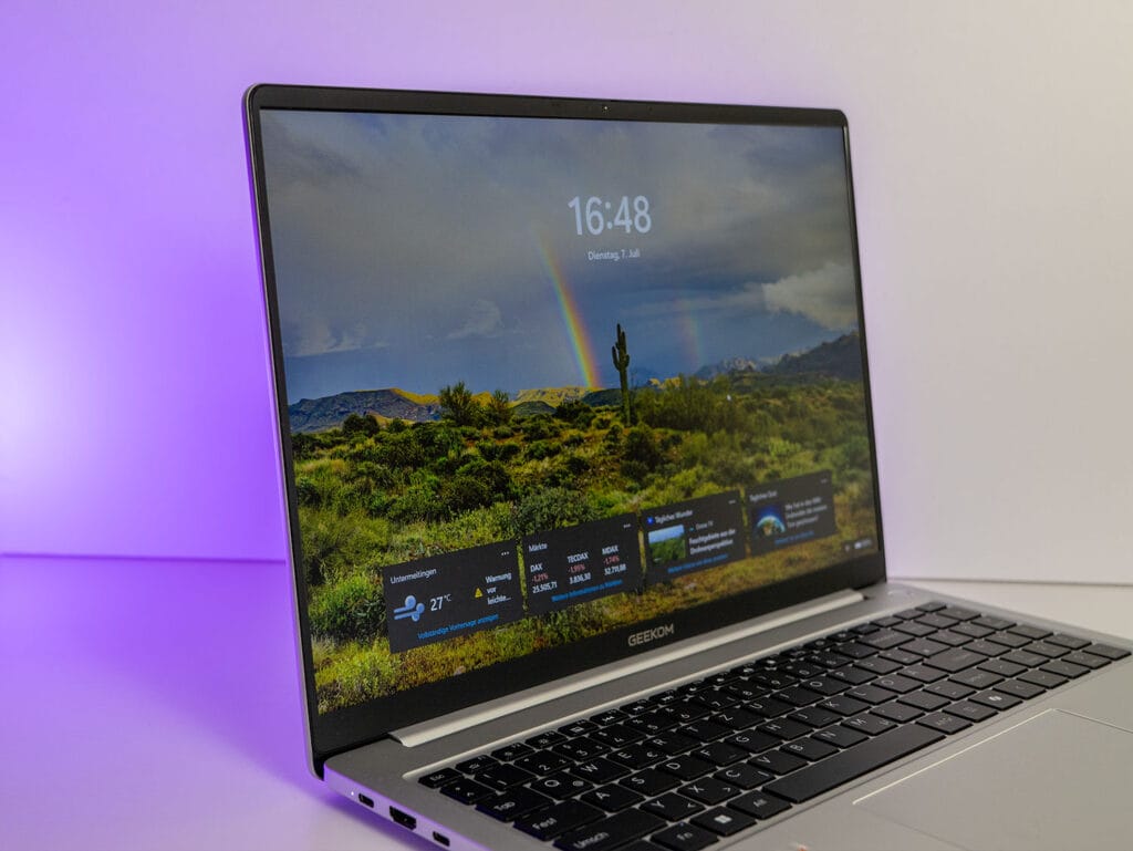 Die Blickwinkelstabilität des GeekBook M16 könnte besser sein. Ein Laptop ist aber in der Regel auch nur für einen Nutzer gemacht. Direkt vor dem Bildschirm ist die Darstellung gut.