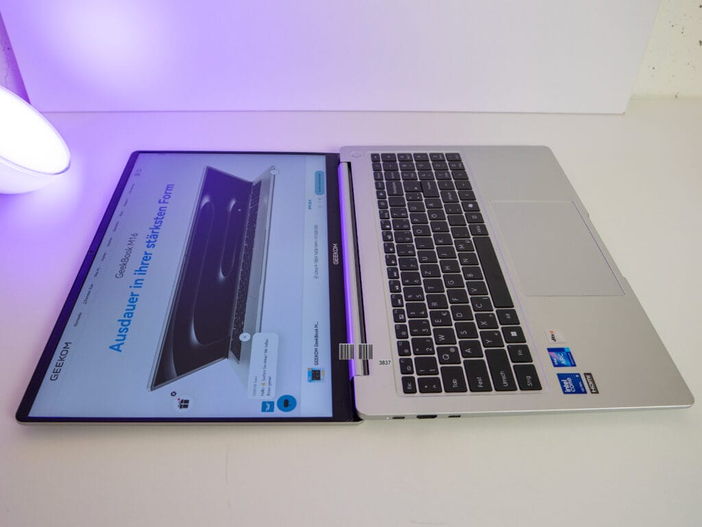 Flexibel: Das Display lässt sich auch komplett um 180 Grad umklappen.