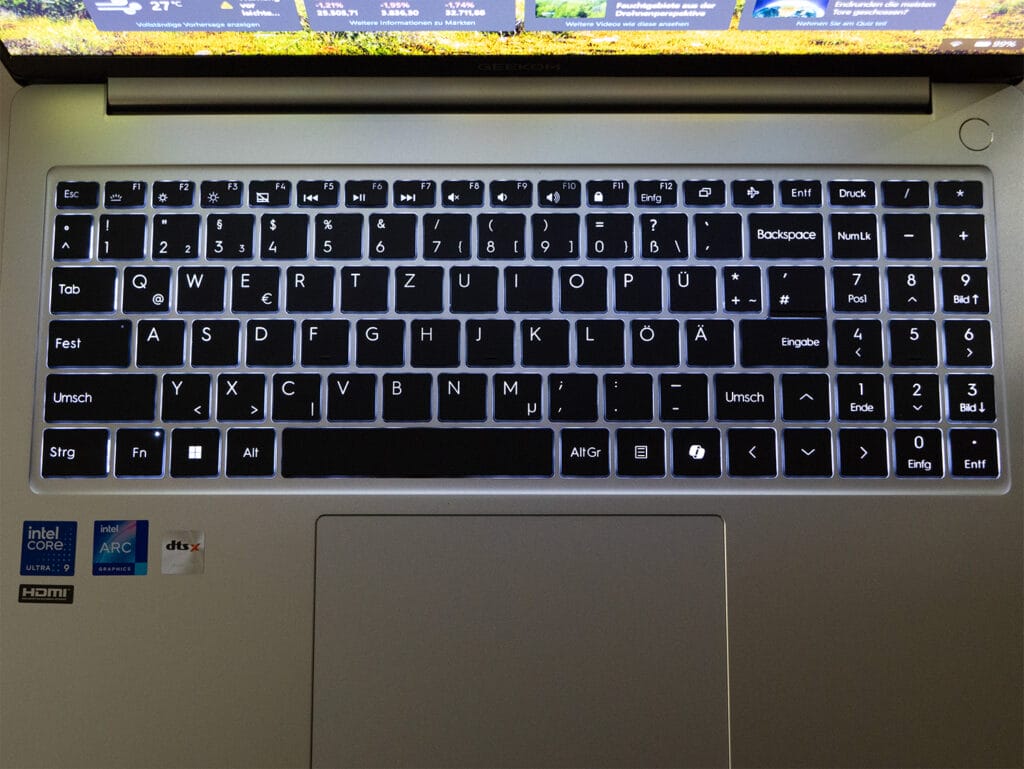 Die Hintergrundbeleuchtung lässt sich in mehreren Stufen dimmen + komplett deaktivieren.