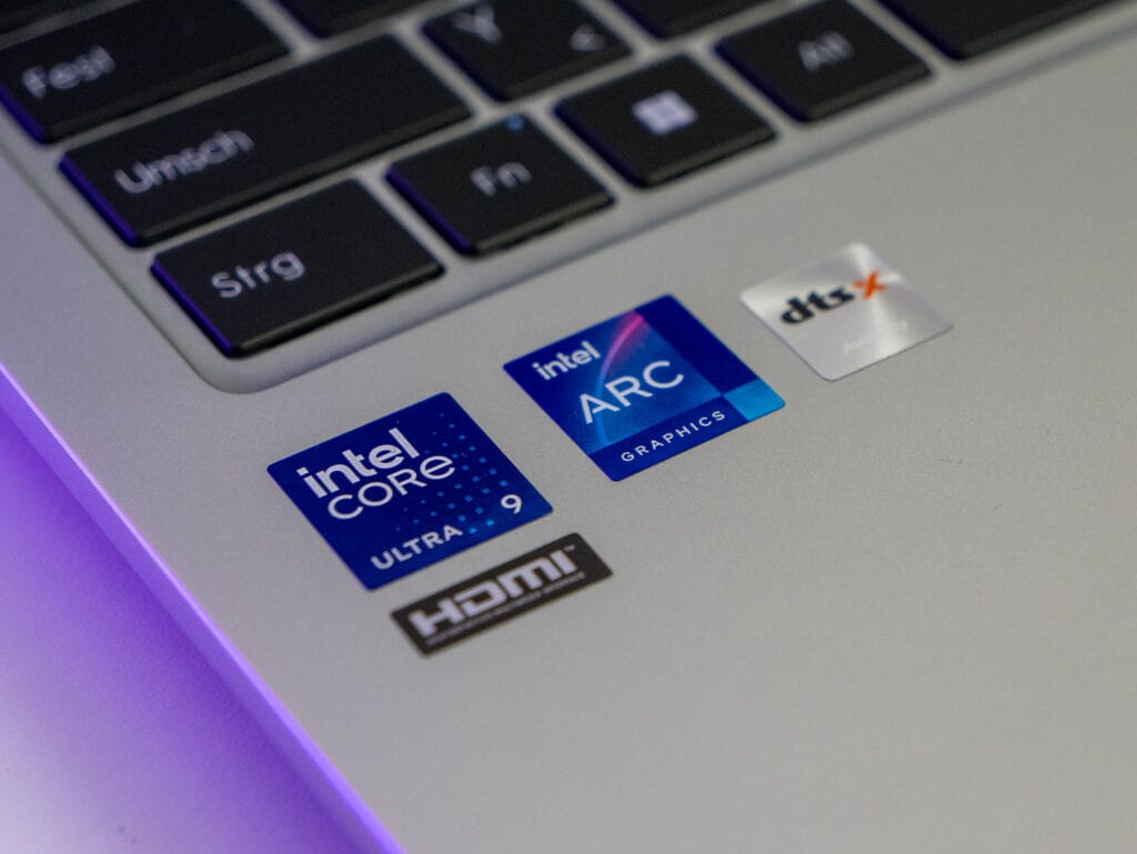 Ohne ein paar dekorative Sticker geht nichts. Hier wird der Intel Ultra 9 Prozessor angeteasert.
