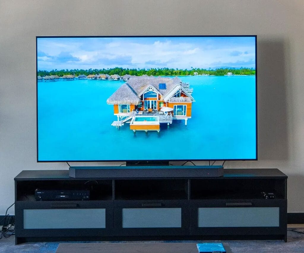 Der Samsung S90H ist dank 165 Hz für PC-Gamer noch ein Stück attraktiver geworden.