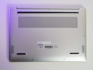Der hochwertige Eindruck setzt sich auf der Unterseite des GeekBook M16 fort.