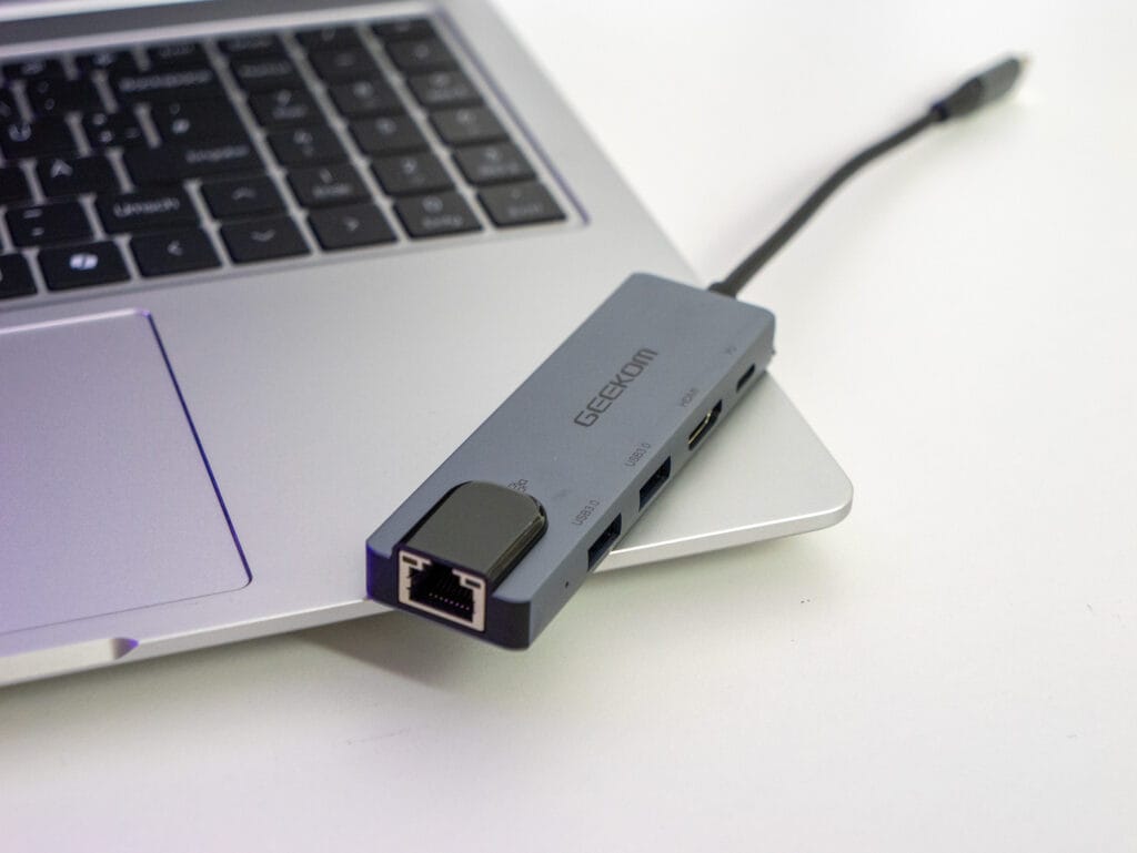 Mit dem kostenlosen im Lieferumfang enthaltenen USB-C-Multiport-Adapter lässt sich das GeekBook M16 um eine Ethernet-Schnittstelle, DisplayPort, HDMI und USB-A-Ports erweitern.
