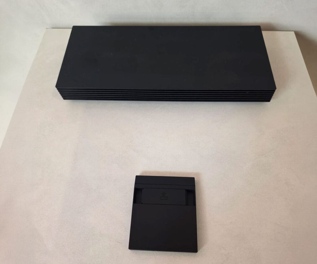 Ganz einfach: Steckkarte in den Samsung S99H oder R95H einlegen und schon kann man die Wireless One Connect Box 2026 überall im Raum aufstellen und nutzen. Zudem erweitert die WOCB die am TV vorhandenen Anschlüsse.