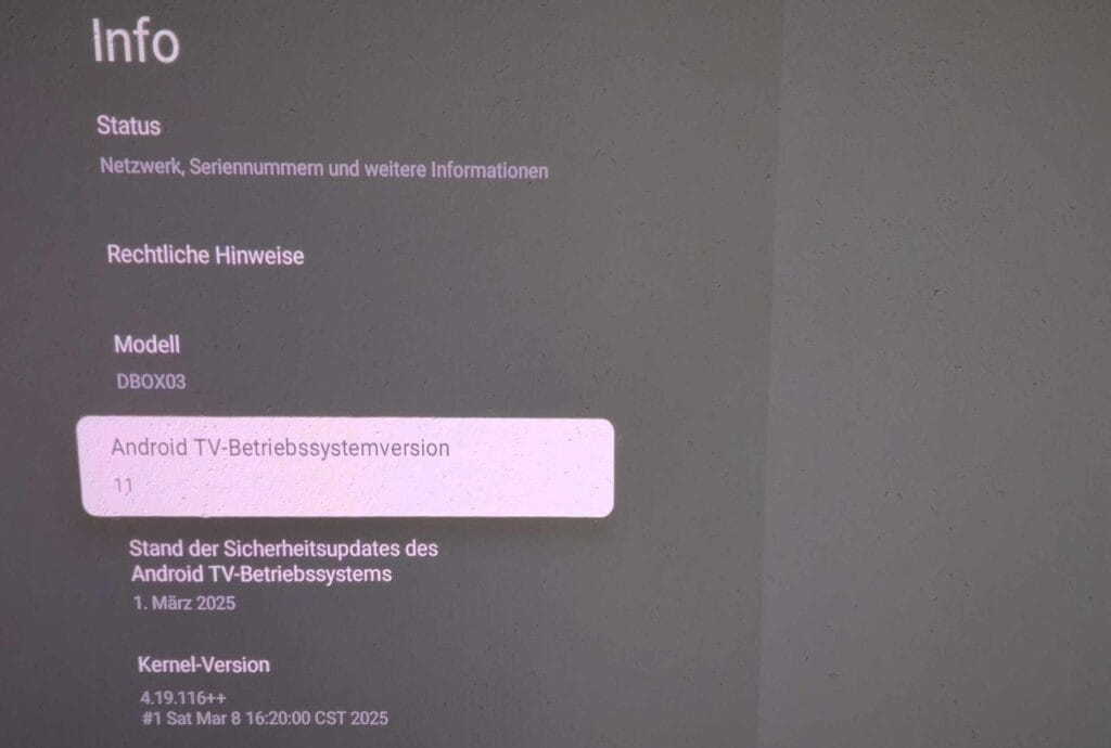 Der Dangbei MP1 Max nutzt das veraltete Android TV 11 und liegt noch auf der Sicherheitsebene vom März 2025.