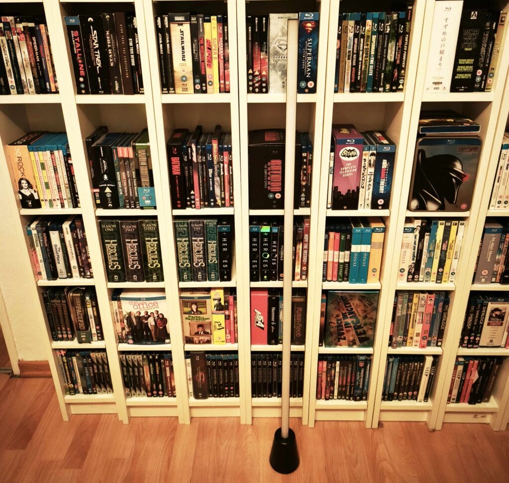 Die Philips Hue Play Floor Lamp ist so schmal, dass sie optisch dezent wirkt.
