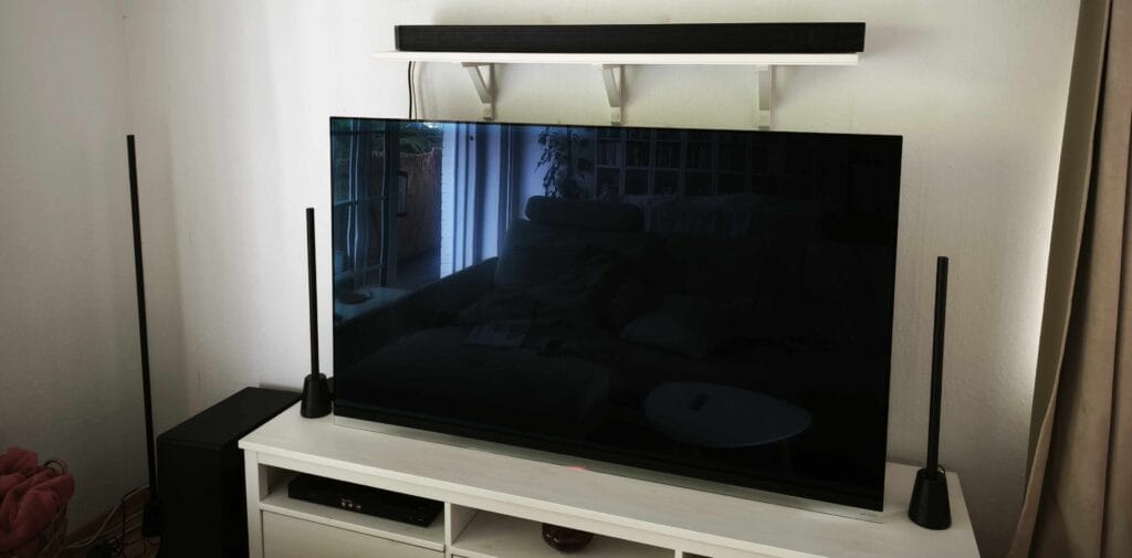 Im ausgeschalteten Zustand wirken die Philips Hue Play Table|Floor Lamps immer noch dezent.