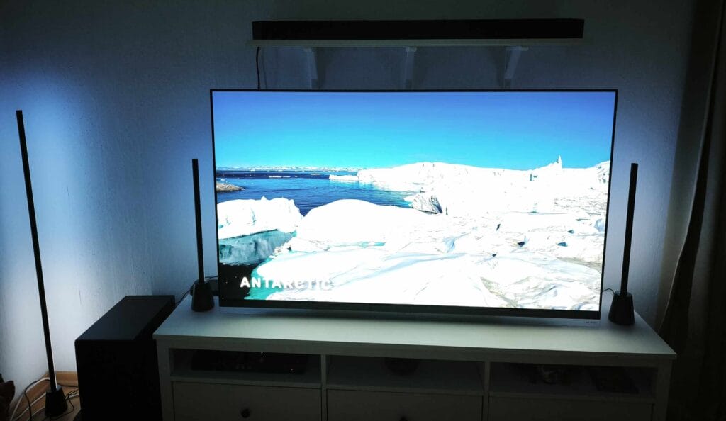 Die Philips Hue Play Floor|Table Lamps erhöhen die Immersion im Heimkino und beim Gaming.