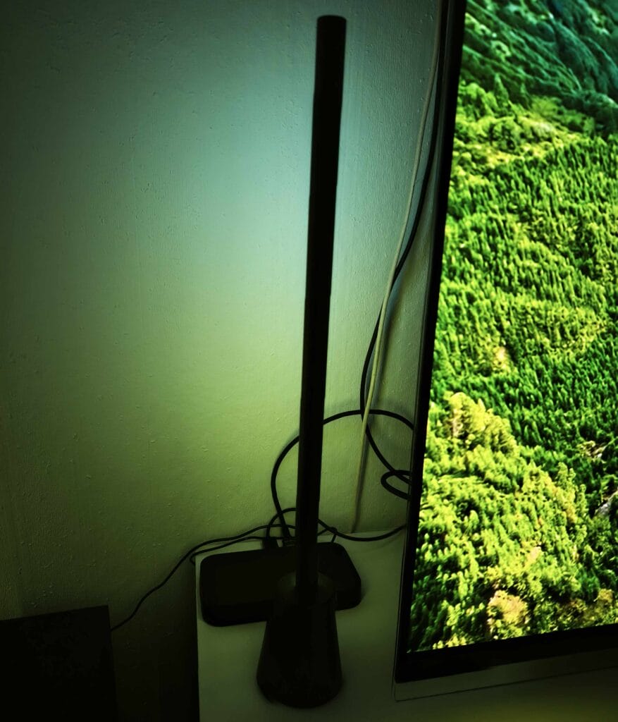 Die Farbverläufe der Hue Table Lamp passen sauber zum TV-Bild.