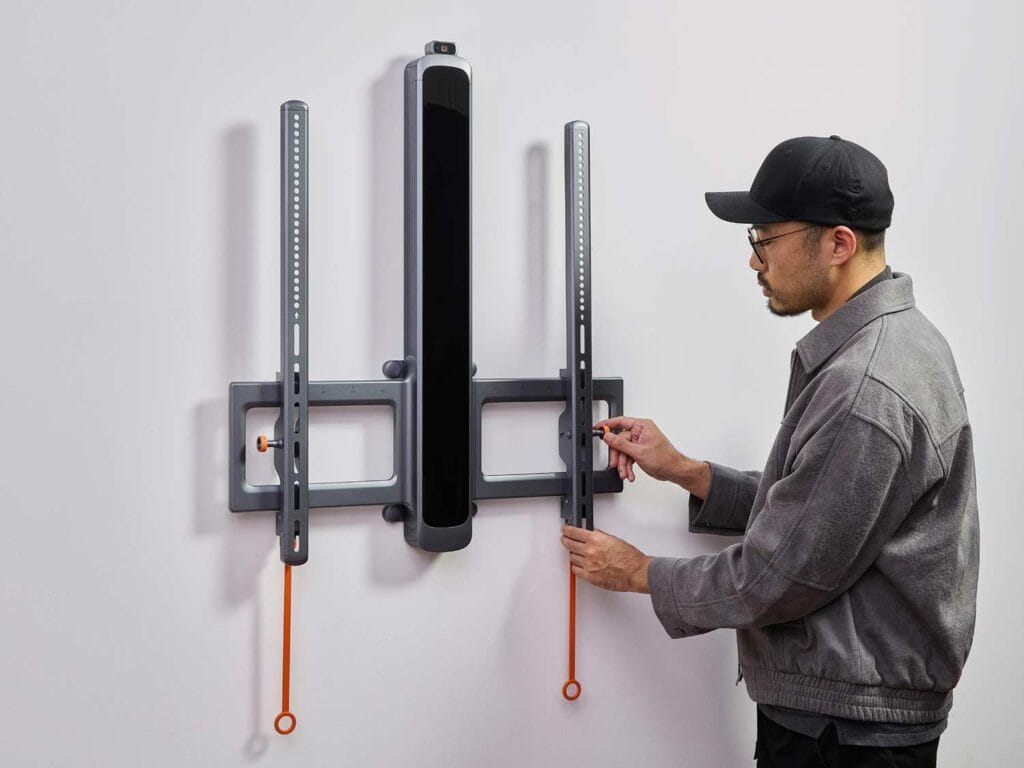 Die Installation und Feinjustierung der AI Adaptive Wandhalterung soll einfach von der Hand gehen.