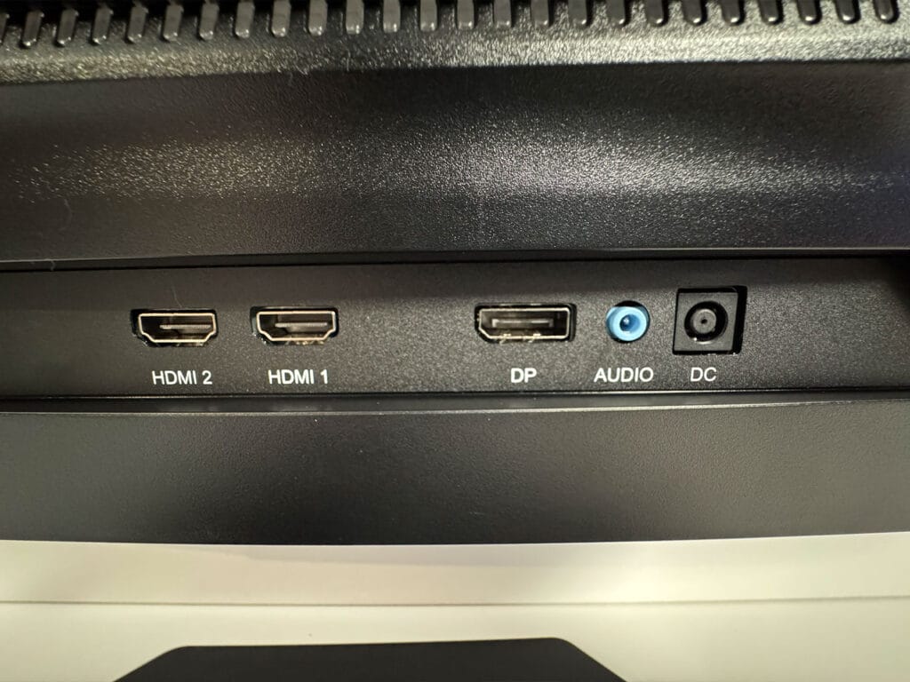 Die Anschlüsse des KTC P276MS: Zwei HDMI 2.0-Ports sowie ein DisplayPort 1.4 und ein Audio-Ausgang (3.5mm Klinke). 
