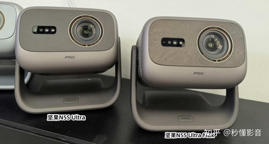Der JMGO Iris Ultra Max (rechts das Schwestergerät N5S Ultra Max aus China) ist deutlich erkennbar an seinem Frontdesign, das an Damaskusstahl erinnert. 