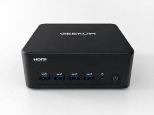 An der Front begrüßen uns bereits vier USB-A-Anschlüsse am Geekom IT13 Max 2026-Edition Mini-PC