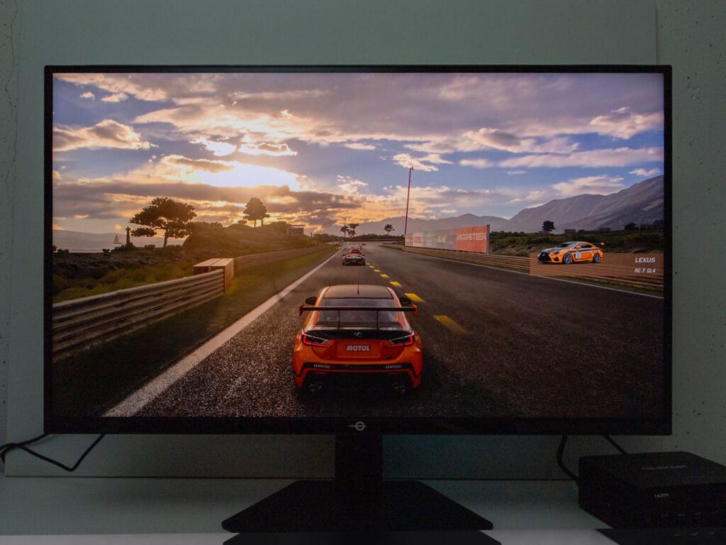 Auch beim Gaming schafft es der Mini-LED-Monitor Farben und Kontraste stark darzustellen. Überraschend gut in dieser Preisklasse. 