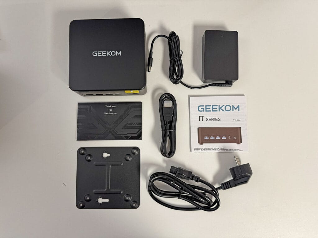 Der Lieferumfang des Geekom IT13 Max (2026-Edition) inkl. Halterung, HDMI-Kabel und Bedienungsanleitung
