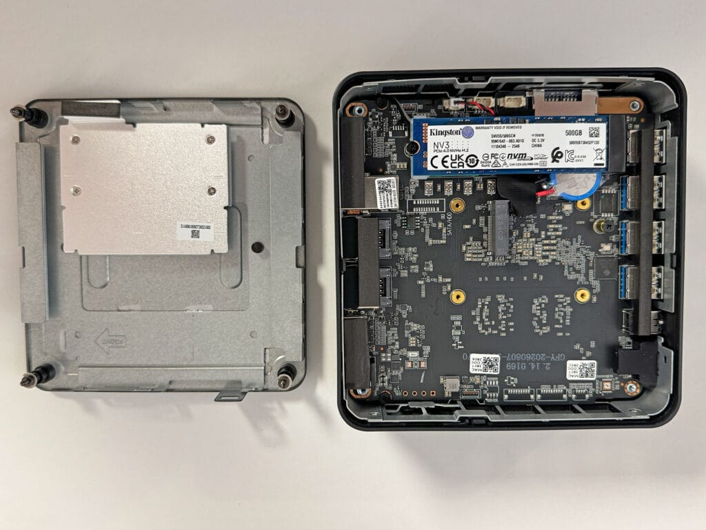 Den Geekom IT13 Max sollte man wirklich nur öffnen, wenn man den SSD-Speicher erweitern möchte. Der Arbeitsspeicher ist fest verlötet und kann entsprechend nicht erweitert werden. 