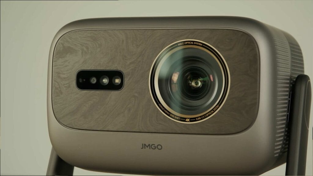 Anhand der Daten auf der Optik/Linse des N5S Ultra Max lässt sich abgleichen, dass es sich um das europäische JMGO Iris Ultra Max-Modell handeln dürfte.
