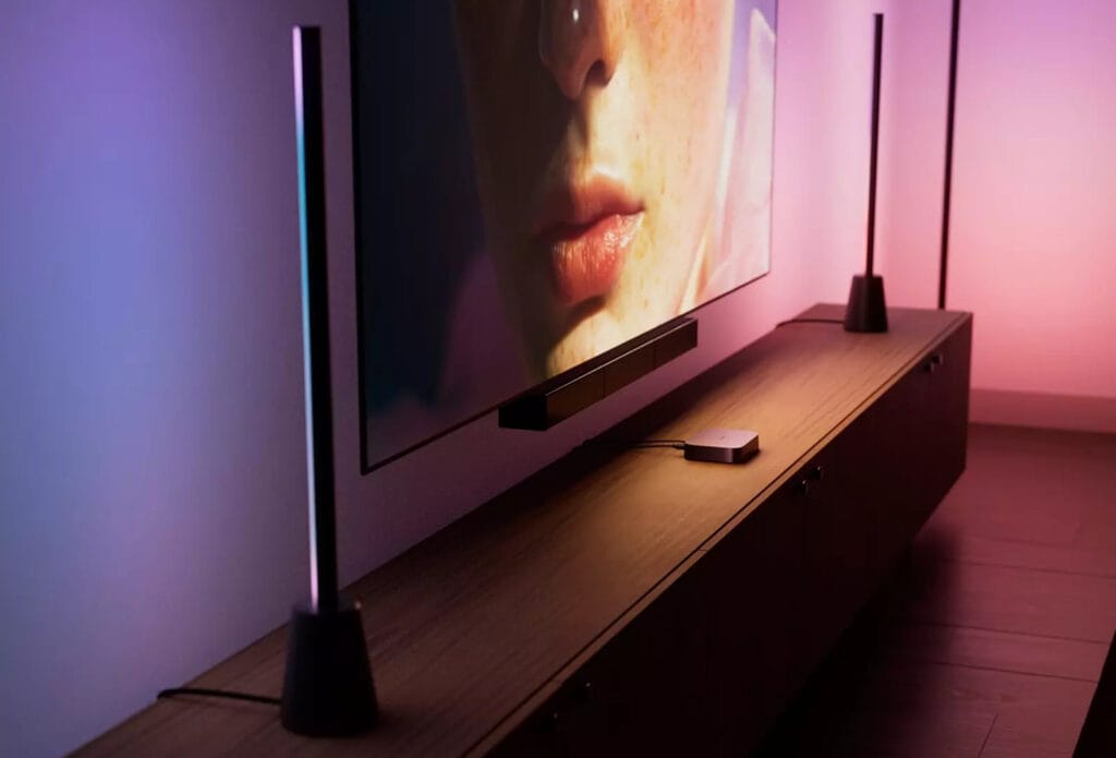 Die neue Hue Play Box synchronisiert das TV-Bild mit der smarten Beleuchtung.