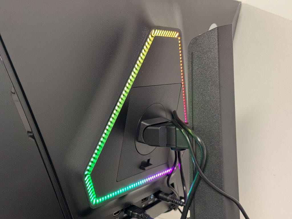 Das RGB-Hintergrundlicht ist ein nettes Goodie. Dieses verändert sich jedoch nicht in Abhängigkeit der angezeigten Inhalte. Man kann das Licht jedoch manuell steuern/ändern. 