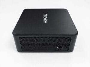 Der SD-Kartenleser ist ein netter Bonus für den Geekom IT13 Max 2026-Edition Mini-PC