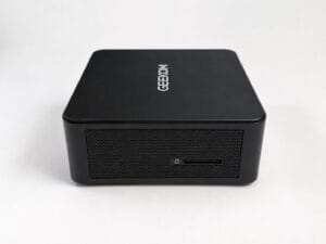 An der Seite des Geekom IT13 Max 2026-Edition Mini-PCs finden wir ein Kensington-Lock-Anschluss vor.