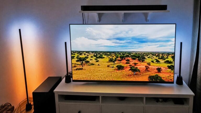 Philips Hue Play: Table und Floor Lamp für das Gaming-Zimmer im Test