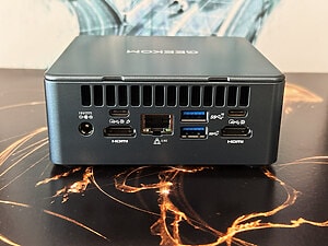 Auf der Rückseite des GEEKOM IT13 (2026) bleibt man der XL-Auswahl an Ports treu. Jedoch könnte man auch moderne HDMI 2.1 und/oder einen DisplayPort anbieten. Die schnellen USB-C-Ports mit 40 Gbit/s trösten etwas darüber hinweg.