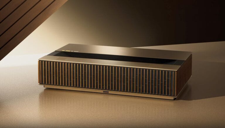AWOL LuxVision: Ultrakurzdistanzprojektor trumpft mit 4K, 120 Hz und hellen 6.000 ISO-Lumen auf (Update)