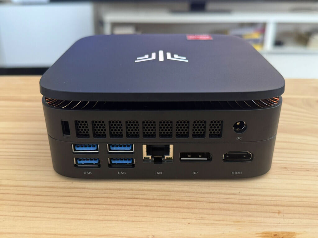 Die Rückseite des NiPoGi P1 mit vier USB-A-Anschlüssen, HDMI 2.0, DisplayPort und Gigabit-Ethernet. Zusammen mit USB-C lassen sich bis zu drei Monitore nutzen.