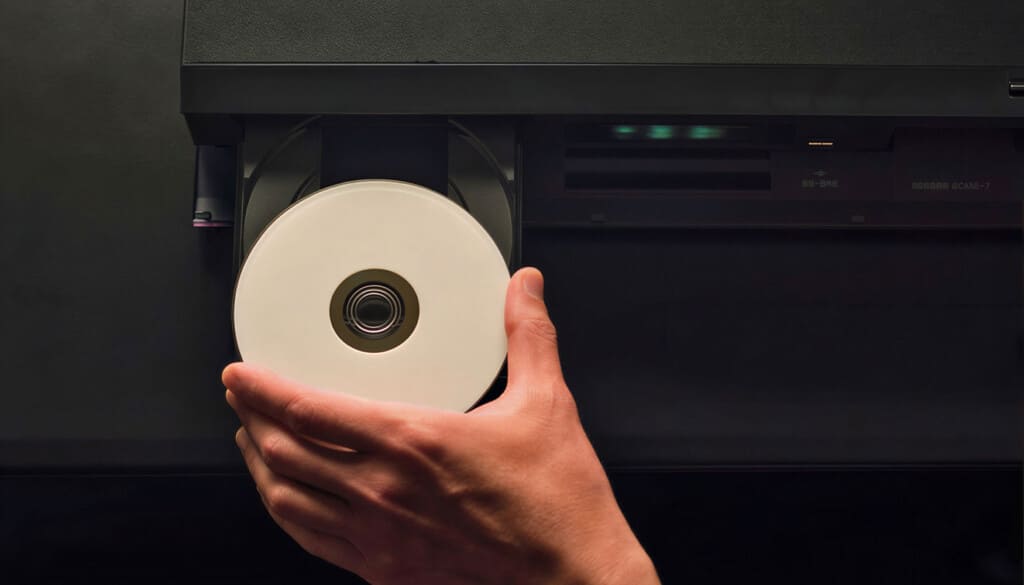 Der Panasonic DMR-4X1010 gibt Discs wieder und kann sie auch beschreiben.