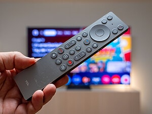 Die Fernbedienung wirkt wertig mit guten Druckpunkten und Platzierung der Tasten
