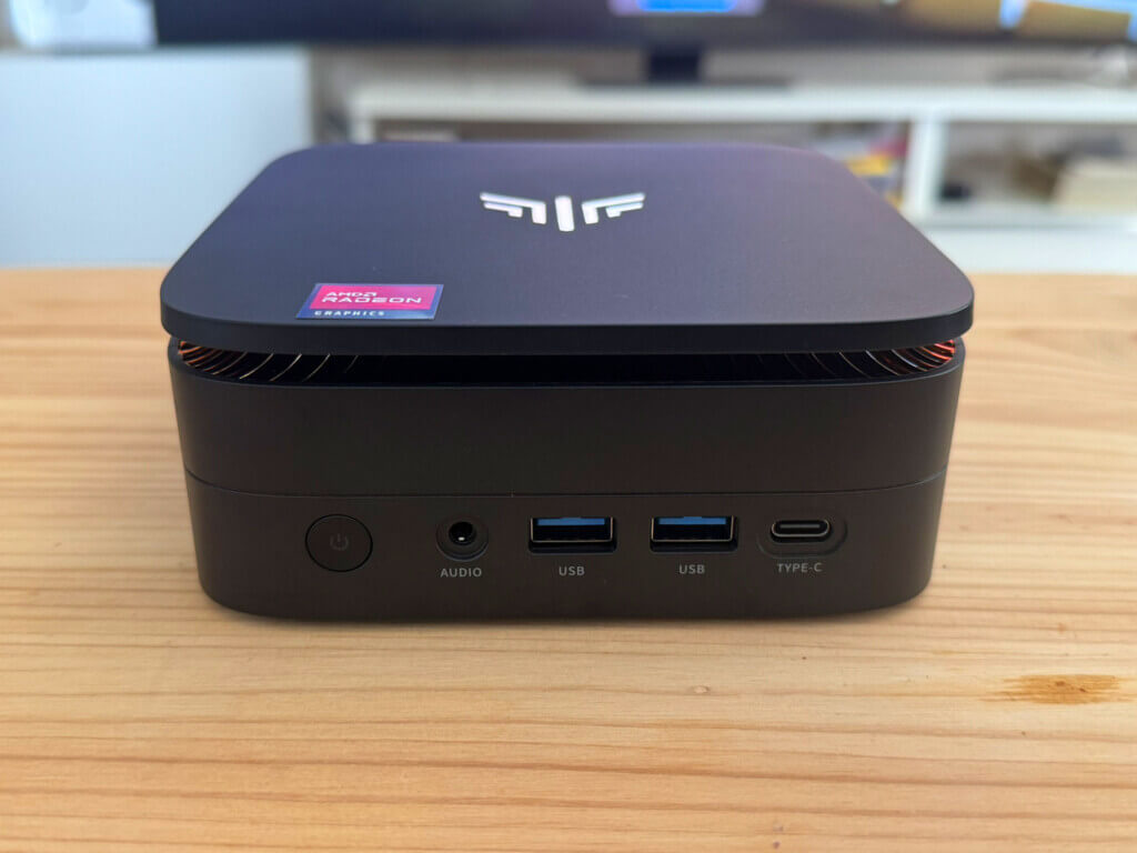 An der Front des NiPoGi P1 finden wir USB-A, USB-C mit DisplayPort Alt Mode sowie einen Kopfhörer-/Mikrofonanschluss.