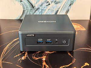 An der Front des GEEKOM IT13 (2026) sind zwei USB-A-Anschlüsse sowie ein kombinierter Mikrofon-Kopfhörer-Anschluss vorhanden. So langsam dürfte sich GEEKOM auch über USB-C an der Front Gedanken machen.