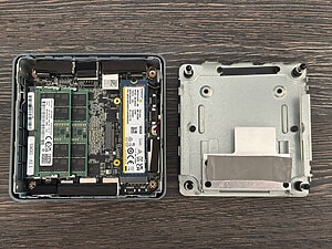 Die Schrauben auf der Unterseite lassen sich ganz einfach lösen und man kommt so unkompliziert an die Anschlüsse für die NVMe und den DDR5-Speicher im Inneren. Praktischerweise muss man auch nicht auf WLAN-/Bluetooth-Antennen achten, die nicht mit der Unterseite verbunden sind.