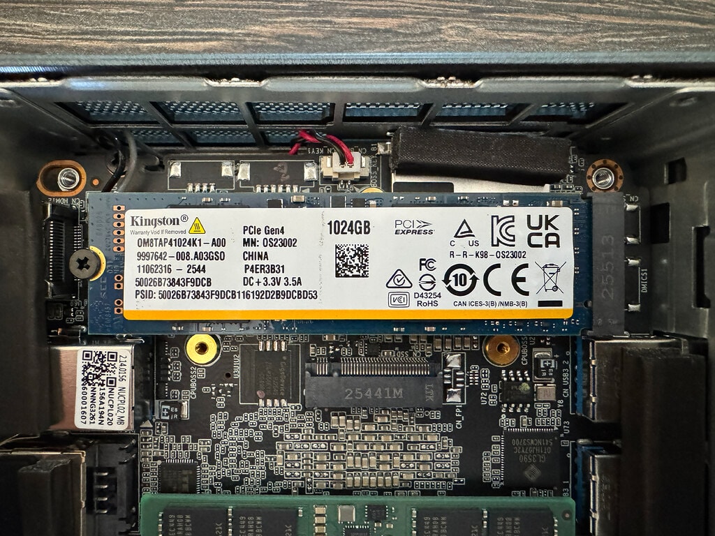 Die NVMe-SSD von Kingston mit 1 TB Kapazität liefert im GEEKOM IT13 (2026) Topwerte bei den Lese- und Schreibraten.