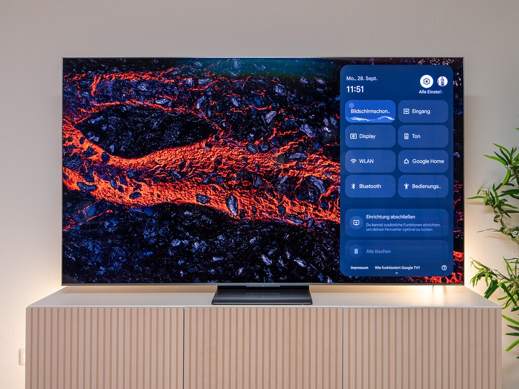 TCL hat sich beim C8L wieder alle Mühe gegeben. Das sieht man unter anderem auch in den Menüs, die weitaus weniger Übersetzungsfehler haben (uns ist noch keiner aufgefallen).