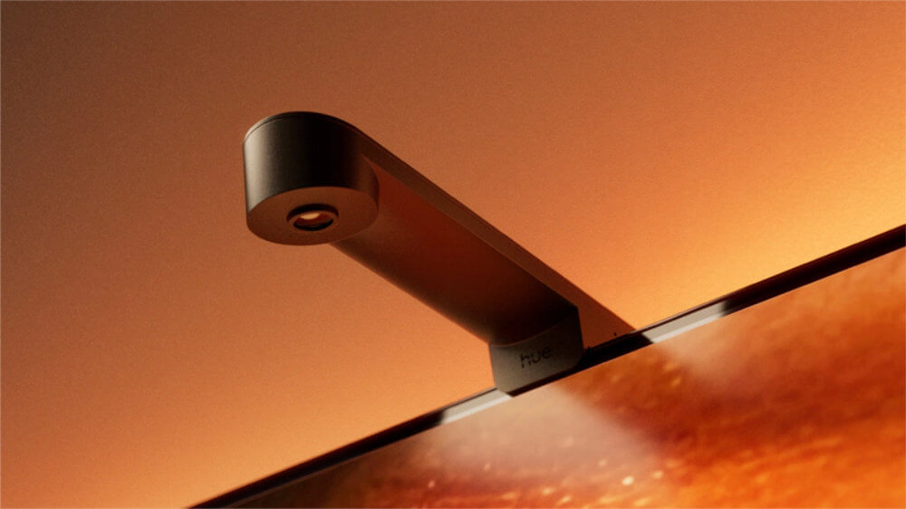 Die Philips Hue Play Screen Sync wird oben auf den TV gesteckt.