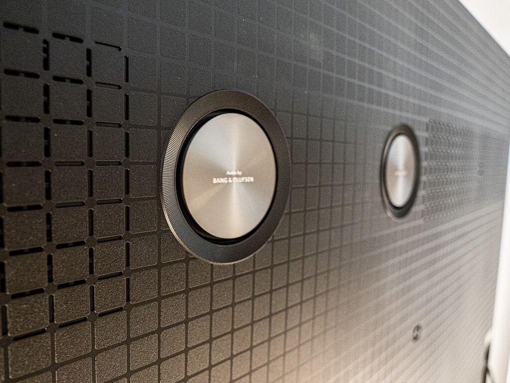 Die kleinen Subwoofer schaffen es, etwas mehr akustische Tiefe zu transportieren. Ein externer Subwoofer (z.B. den Z100-SW von TCL den man direkt mit dem TV verbinden kann), liefert aber weitaus mehr Bass.