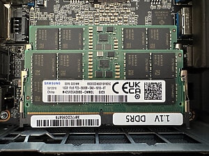 Samsungs DDR5-Speicher mit 32 GB aufgeteilt auf zwei 16 GB-Riegel läuft im Dual-Channel-Betrieb und bremst damit nicht das System aus.