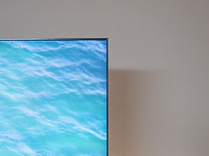 Das Display des C8L SQD-Mini-LED-TV geht fast bis zum Rand. Nur ein minimaler schwarzer Rand um das aktive Display lässt sich erahnen.