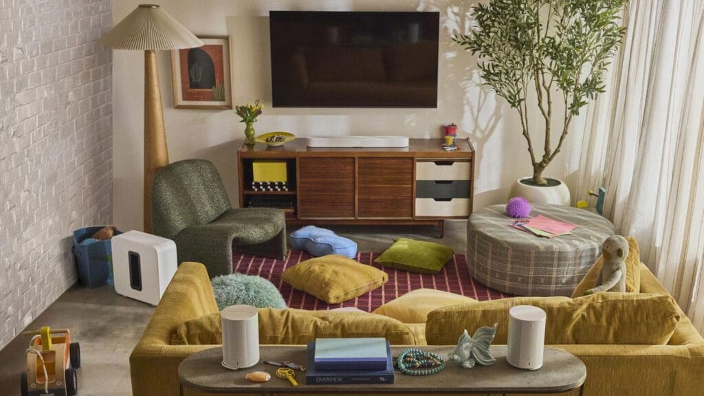 Die Sonos Beam Ultra lässt sich natürlich mit dem Sonos Sub 4 Subwoofer und Era-Rear-Lautsprechern zu einem vollwertigen Soundsystem aufwerten. Ein dedizierter Subwoofer oder Rear-/Surround-Lautsprecher sind nicht im Lieferumfang enthalten. 